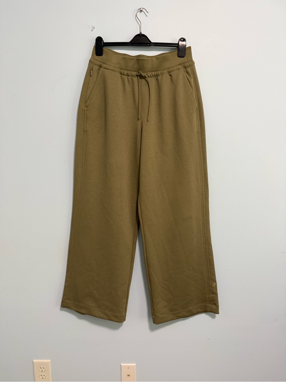 Athleta Women’s Wide Leg Pants Size L Tan Khaki Drawstring Pull On Travel - Picture 2 of 12